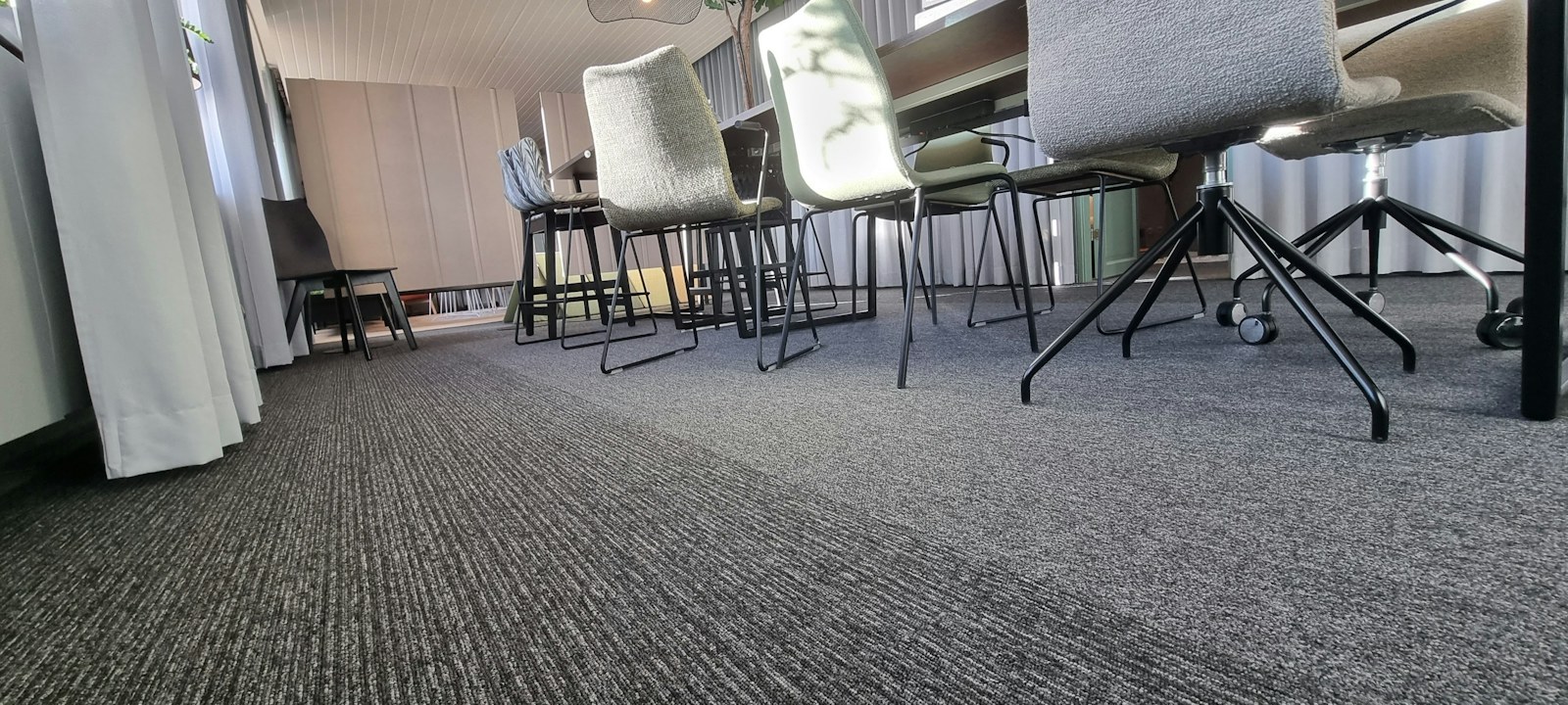a row of chairs sitting on top of a carpeted floor